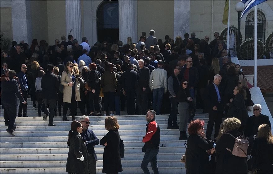 Πλήθος κόσμου στο τελευταίο «αντίο» στον Στέλιο Σκλαβενίτη